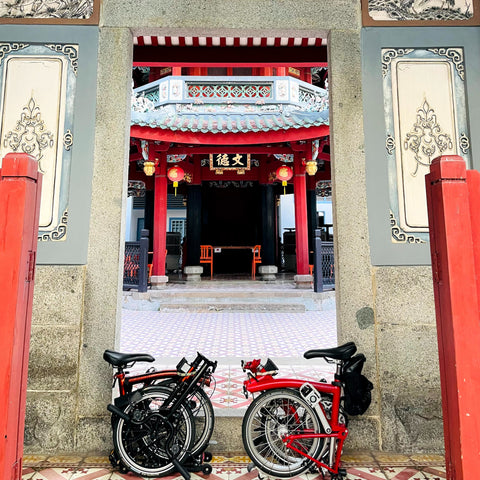 R8: Music Box Museum and Brompton Cycling Tour